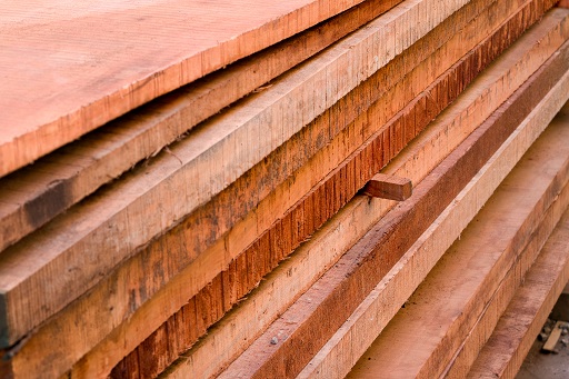tablones de madera dura colorada
