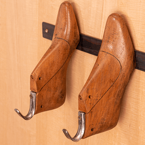 perchero con forma de zapato de madera