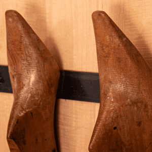 perchero con forma de zapato puntiagudo