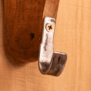 perchero de madera con metal