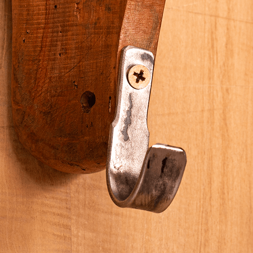 perchero de madera con metal